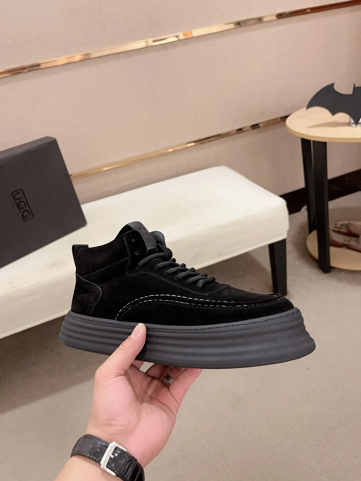 Factory price: 740💰North American men's shoes Ugg ☃️In the special sale of new high-quality men's shoes snow boots in autumn and winter, the nemesis of extreme cold weather! Made of cowhide leather, merino wool lining, and original outsole, whether driving, outdoor or daily wear, there is always one that suits you! Code number 39-44